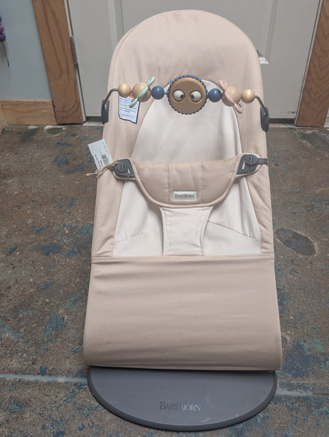 ♻ BabyBjorn Bouncer w/ toy bar, beige No58723